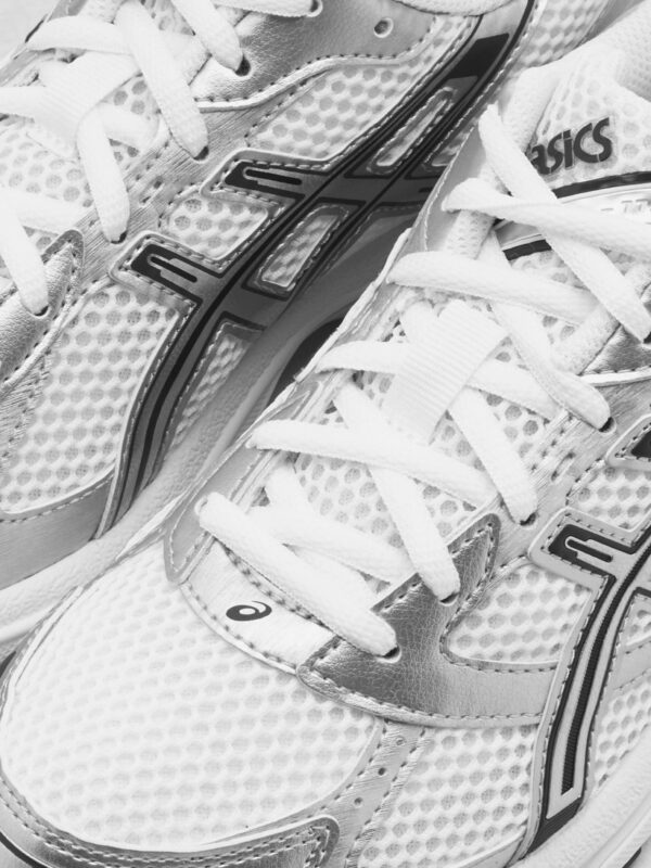 Zapatillas Running Urbanas GEL 1130 Blancas y Plateadas– Estilo Retro Deportivo - Imagen 5